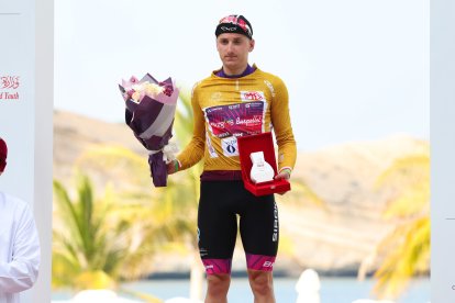 Rodrigo Álvarez, en el podio con el maillot de la combatividad.