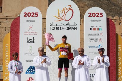 odrigo Álvarez, en el podio final del Tour de Omán.