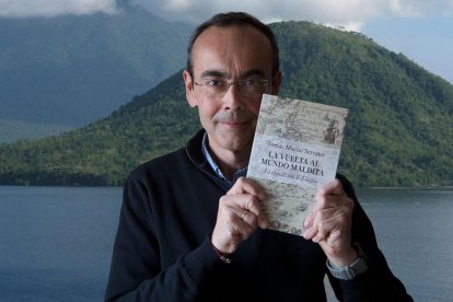 Tomás Mazón, con un ejemplar de su última obra.