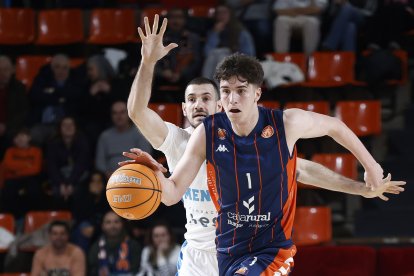 Imagen del partido entre el Grupo Ureta Tizona y Menorca.