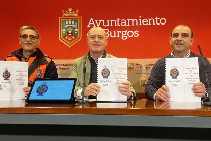 El concejal de Seguridad, Ángel Manzanedo, junto al jefe de la agrupación de protección civil, Lorenzo Bernabé (izda); y el jefe de la sección, Telmo Ruiz.
