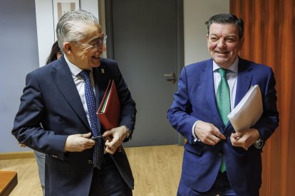 El consejero de la Presidencia, Luis Miguel González Gago, junto al delegado territorial en Burgos, Roberto Saiz.