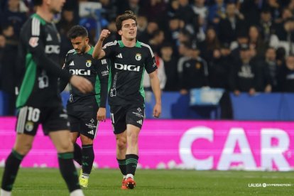 Íñigo Córdoba celebra el golazo por la escuadra que anotó en la Romareda y que al final supuso la victoria y los tres puntos para el Burgos CF.