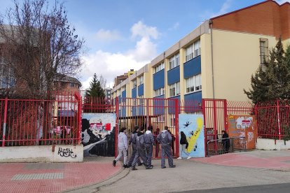 Entrada al IES Diego Marín Aguilera, en la carretera de Poza.