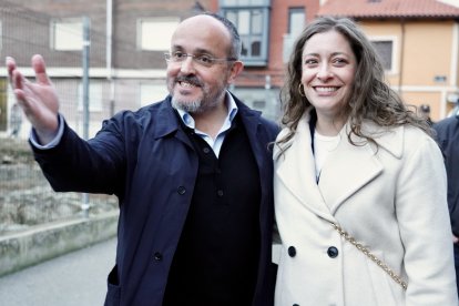 El presidente del PP de Cataluña, Alejandro Fernández, y la presidenta provincial y vicesecretaria de Educación y Sanidad, Ester Muñoz, protagonizan los ‘Encuentros Populares’ en Astorga.