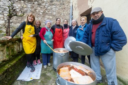 El grupo de vecinos que pusieron ayer las ollas al fuego con la cecina que se repartira el proximo sabado en la Plaza de San Pedro de la Fuente.