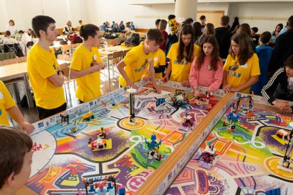 Jóvenes participan en una de las ediciones de la First Lego League.