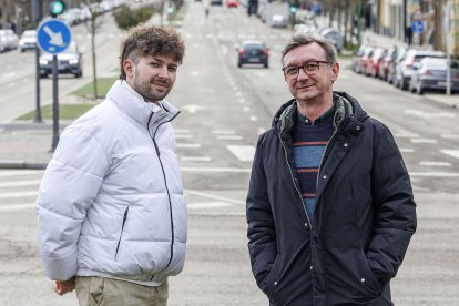 Samuel Tobías Escolar, junto a uno de sus profesores en la avenida Cantabria de Burgos.