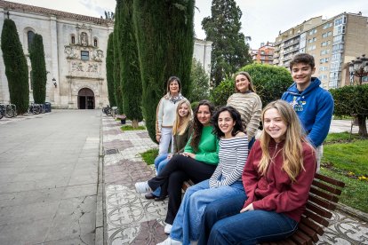 María Luz García Parra posa con María Vedia, Nuño Zamorano (ambos de pie), Aldara Castelo, Celia Saiz, Bárbara Camargo y Lucía Martín (sentadas, de derecha a izquierda).