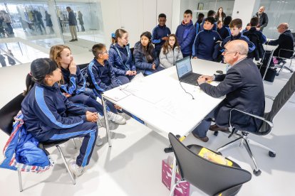 Un grupo de alumnos solicita un préstamo en Arquia para su cooperativa.