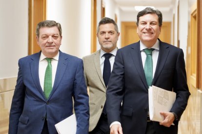 El consejero de Economía y Hacienda y portavoz, Carlos Fernández Carriedo, y el consejero de la Presidencia, Luis Miguel González Gago, comparecen en rueda de prensa posterior al Consejo de Gobierno.