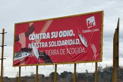 Una de las vallas de la campaña contra el racismo, vandalizada  en Burgos.