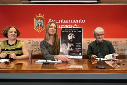 La vicepresidenta de las corales de Burgos, Marta Hernando, la concejala Carolina Álvarez, y el tesorero, Moisés Vallejo.