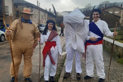 Pericopajas, dos toreros y la Vaca Romera en Tolbaños de Arriba.