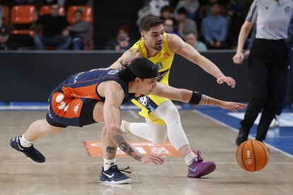 Caio Pacheco, el mejor del Tizona sobre la cancha, pelea por un balón.