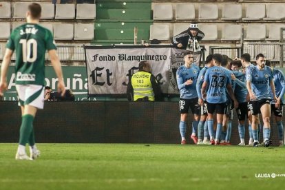 La plantilla celebra sobre el césped  el gol de la victoria en el campo de A Malata.