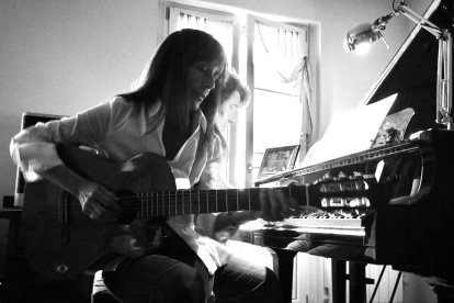 Instantánea de Cristina Narea con su guitarra.