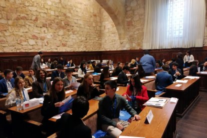 Estudiantes de la UBU participando en un simulacro de debate.