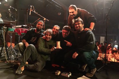 Imagen del Grupo 'Ascua' con el galardón del UBULive 2025.