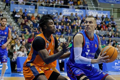 Stumbris, durante el partido contra el Morón en el Coliseum.