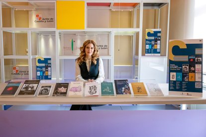 La viceconsejera de Acción Cultural, Mar Sancho, junto a las obras finalistas.