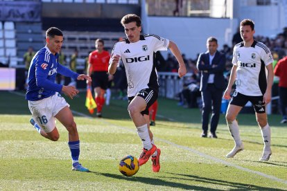 Íñigo Córdoba, durante el partido contra el Oviedo.