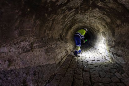 Un operario de Aguas de Burgos en el alividero del río Arlanzón, a la altura del paseo de la Isla.