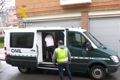La Guardia Civil detiene a un hotelero del Bierzo por explotar a dos trabajadores sudamericanos.
