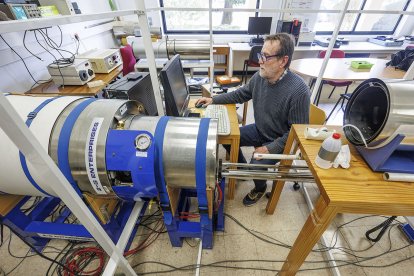 Ángel Carrancho, en el laboratorio de la UBU.
