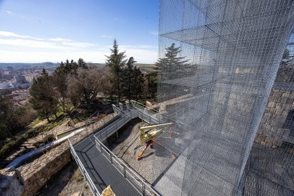 Asi están las obras de remodelación del Castillo de Burgos.