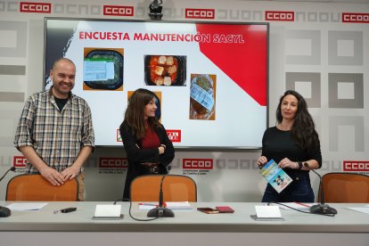 La secretaria de Acción Sindical Sector Sanitario y Negociación Colectiva, Beatriz Benavente, la coordinadora de FSS-CCOO León y enfermera de área, Dulcinea Álvarez, y el secretario Técnico de Acción Sindical Sector Sanitario, Mario Amo, presentan los resultados de la encuesta realizada por CCOO sobre la comida que suministra la Gerencia Regional de Salud.