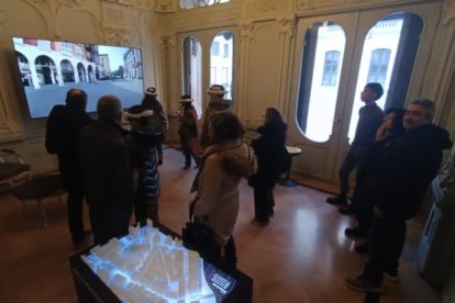 Varias personas en el espacio habilitado para conocer el proyecto de peatonalización de la calle Santander que se basa en un túnel.