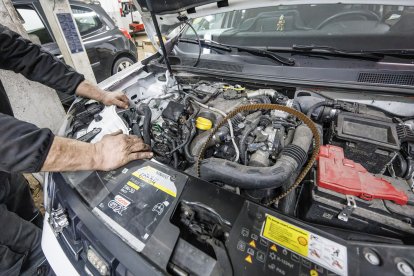 Imagen del motor de un vehículo en un taller mecánico.