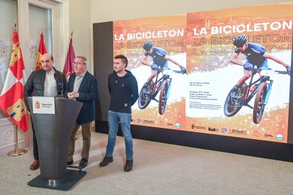 El presidente del IDJ, Ángel Carretón, presentó la cita junto a Jesús González, concejal de Deportes de Medina de Pomar, y Fernando Huidobro, representante de la Unión Ciclista Medinesa.