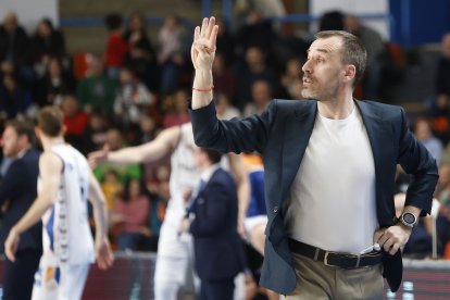 Salva Camps dando instrucciones a sus jugadores desde la banda en El Plantío.