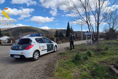Un coche y agentes de la Guardia Civil en la localidad donde tuvieron lugar los hechos, La Seca (León).