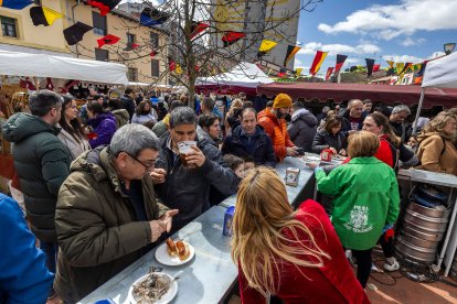 El Mercado Medieval de Gamonal, a tope a la hora del vermú.