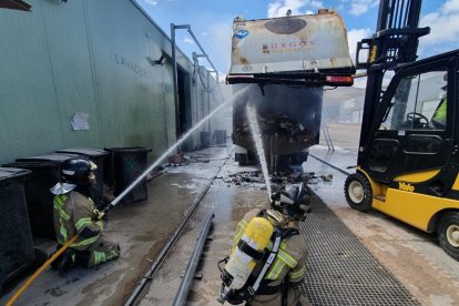 Incendio de un camión de basura en el polígono de Villalonquéjar.