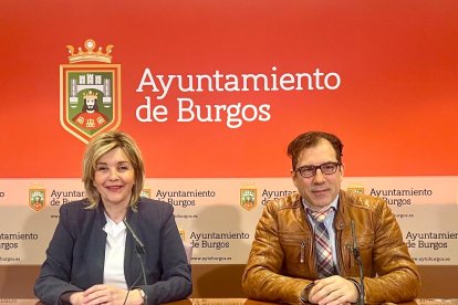 Los concejales socialistas Sonia Rodríguez y Julio César Arnaiz.