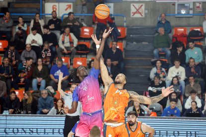 Abdou Thiam,durante el salto inicial ante Morón.