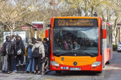 Un buen número de jóvenes accediendo al autobús municipal en la parada cercana a plaza Vega.