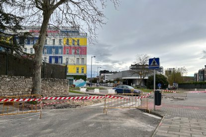 Las aceras ya se han demolido para mejorar la salida de los vehículos por la calle Luis Rodríguez Arango.