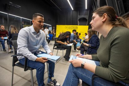 Salem, uno de los candidatos, conversa con Diana, técnico de recursos humanos de Faster.
