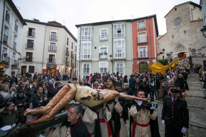 Para que este año el Santísimo Cristo de Burgos pueda procesionar el Domingo de Ramos habrá que rogar al cielo por una tregua de las lluvias.