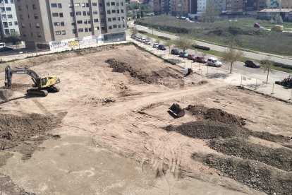 Imagen del movimiento de tierras que ya ha despejado la parcela donde se ubicará el Centro Cívico Oeste de San Pedro de la Fuente y Fuentecillas.