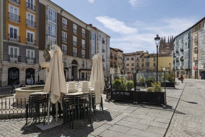 Terrazas de hostelería recogidas en La Flora, a pesar de las jornadas de buenas temperaturas de estos días.