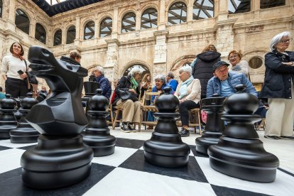 Diecisiete tableros estándar y uno gigante se desplegaron en el patio del Monasterio de San Juan.