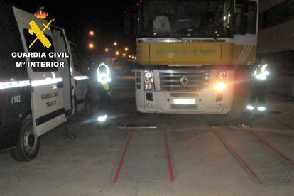 Camión excede 14,2 tonelada su peso en Burgos.