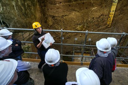 Una visita guiada en los yacimientos de Atapuerca a la altura de Elefante, el único rincón de la sierra donde han aparecido fósiles humanos en dos niveles distintos, los más antiguos.