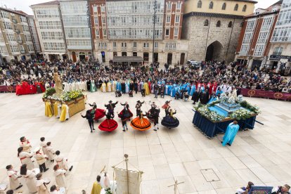 Instante de la procesión del Anuncio Pascual.